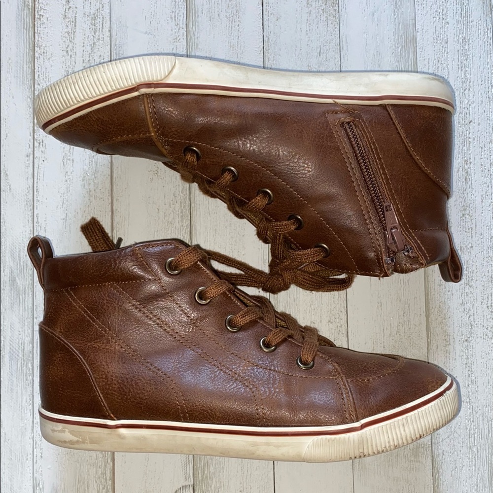 ✅ Boys’ Mid Top Sneakers